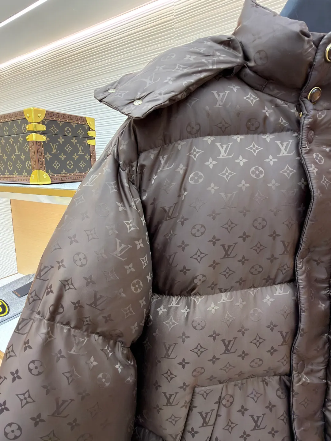 LOUIS VUITTON SKI ski series printed down jacket ●Original version: 35000 purchased and developed ●Item number: 1682303-C75 ●Fabric: white goose down fabric ●Technology: mechanical down filling ●Color: brown ●Version: fitted version ●Weight: about 1750 grams ●Size: 48-50-52-54 ●Description: This LV dark pattern down jacket is made of customized jacquard fabric technology: the body is made of high-gloss nylon material, and the whole body is embossed with Monogram dark pattern. The seamless fusion of pattern and fabric is achieved through fine heat pressing technology, which has both texture and recognition. It adopts zoned down-filling quilting technology, and divides the down-filling areas according to ergonomics to ensure warmth. At the same time, it avoids bloat; the hooded design is equipped with an adjustable drawstring (with leather trim), and the double-button closure on the collar enhances windproofness. The pockets are three-dimensional patch pockets + hidden snap button structure. The cuffs and hem are edged with elastic ribs. The metal snap buttons in the details echo the brand logo. The overall body is adapted to a variety of body shapes through 3D three-dimensional tailoring, taking into account functionality and luxury. The overall wiring is straight and delicate, the fabric is comfortable and soft, and the color is consistent without color difference. It can be matched with the same style to create a fashionable look and control various occasions. Customized accessories, complete with three standards, same style for men and women!